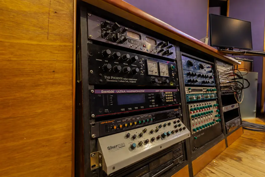 De analoge apparatuur in de houten racks van DESTUDIO